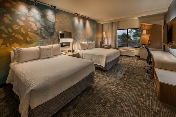 Hypo-allergenic bedding, in-room safe, desk, blackout curtains