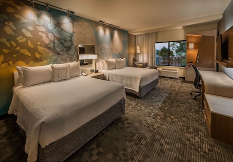 Ropa de cama hipoalergénica y caja de seguridad en la habitación