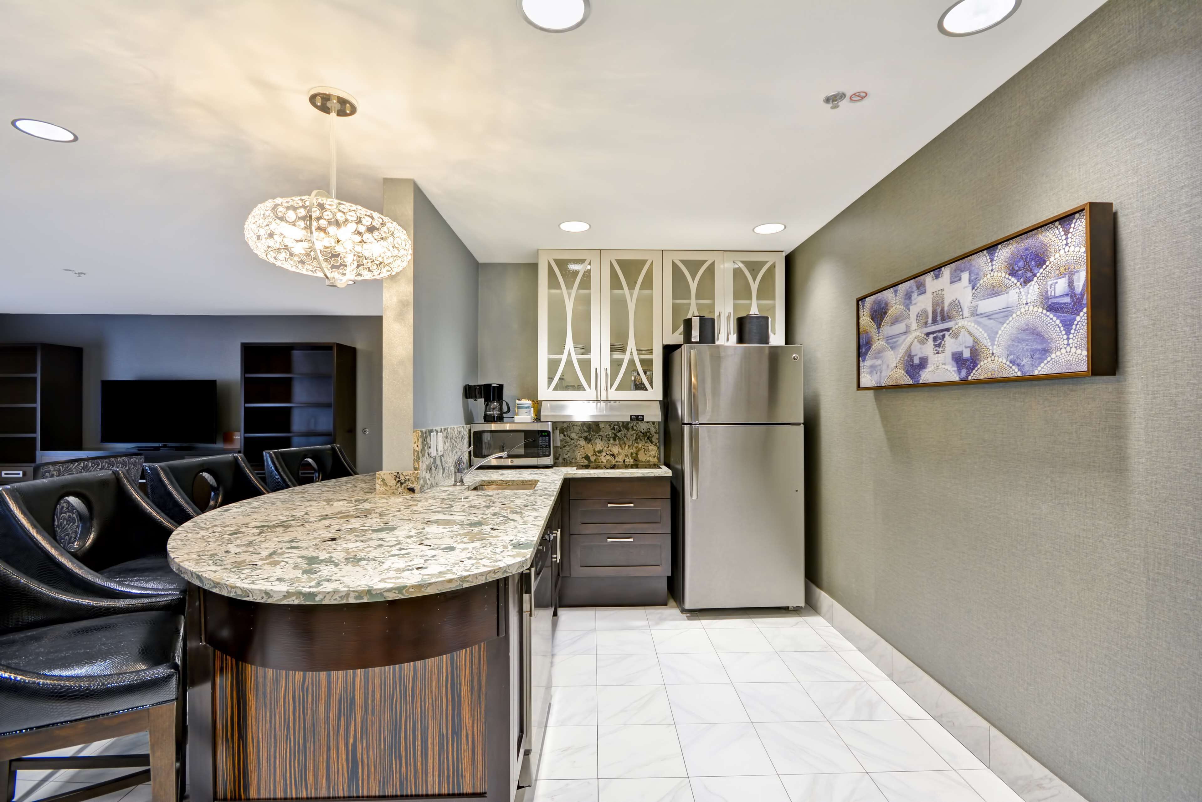 deluxe suite, 1 king bed, 1 bedroom, accessible, bathtub | private kitchen | fridge, microwave, oven, stovetop