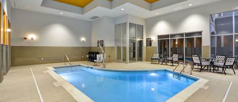 Piscina coperta, con ingresso dalle 09:00 alle 19:00, lettini