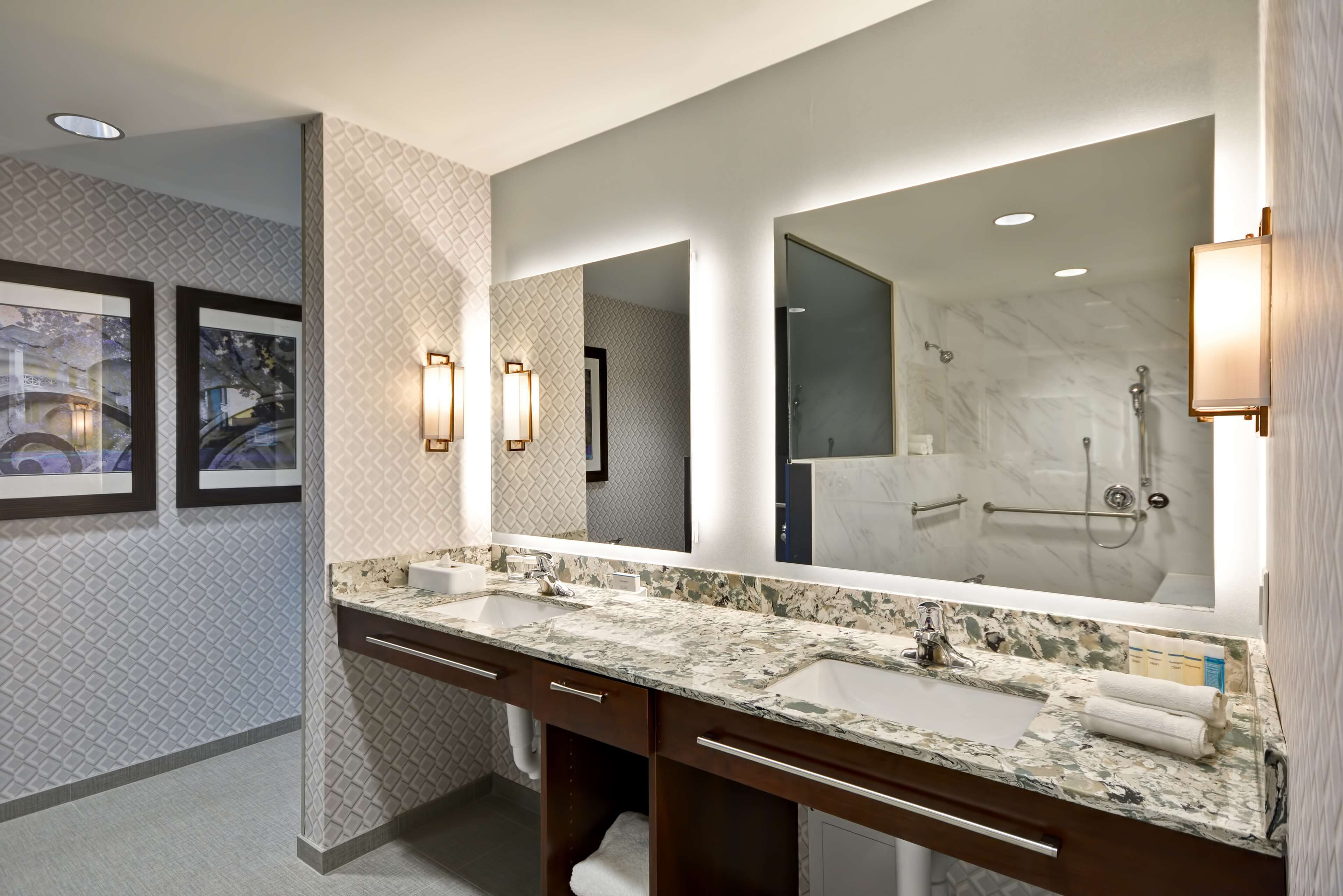 deluxe suite, 1 king bed, 1 bedroom, accessible, bathtub | bathroom | combined shower/bathtub, free toiletries, hair dryer, towels