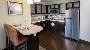 1 habitación, escritorio y espacio para trabajar con laptop