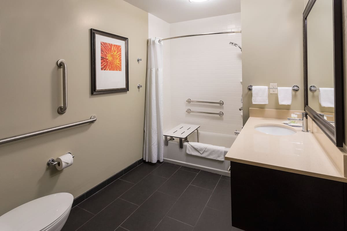 Studio Suite, 1 giường cỡ queen, phù hợp cho người khuyết tật, bếp (Mobility, Accessible Tub) | 1 phòng ngủ, bàn, khu vực làm việc phù hợp cho laptop 