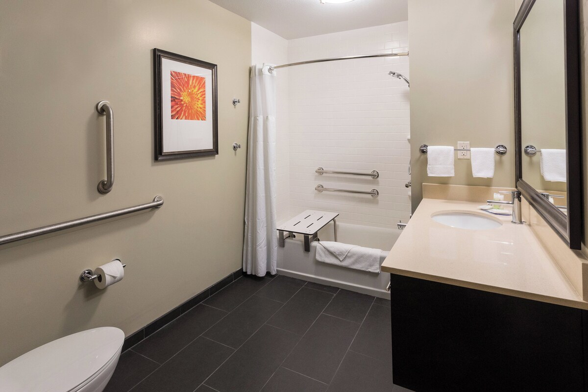Studiosuite, 1 queensize-seng, tilgjengelighetstilpasset, kjøkken (Mobility, Accessible Tub) | 1 soverom, skrivebord, skrivebord for bærbar PC og strykejern/-brett