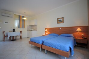 Zimmersafe, Schreibtisch, schallisolierte Zimmer, Bügeleisen/Bügelbrett
