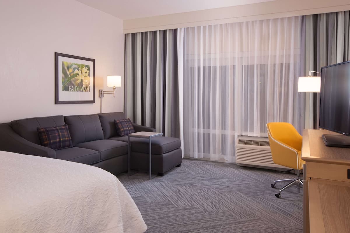 in-room safe, desk, laptop workspace, blackout curtains