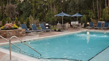 Outdoor pool, sun loungers