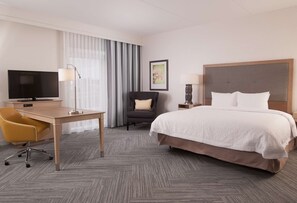 Monolocale, 1 letto king, accessibile ai disabili, vasca da bagno (Mobility & Hearing) | Cassaforte in camera, una scrivania, postazione laptop, tende oscuranti