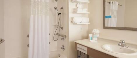 Un baño moderno con bañera, ducha y lavabo.
