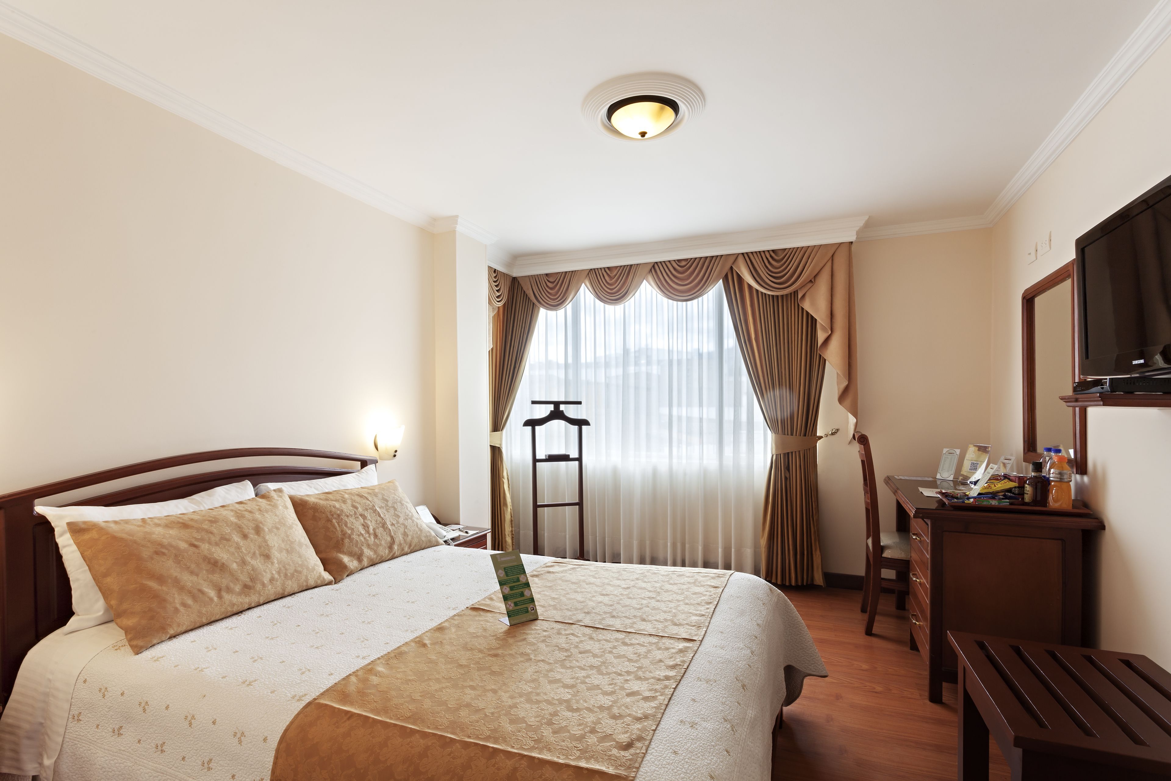 standard single room | premium bedding, minibar, in-room safe, desk