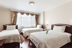 Habitación triple estándar | Ropa de cama de alta calidad y minibar 