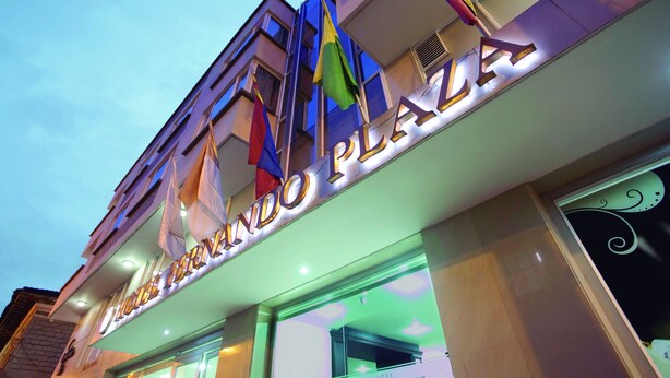A hotel with a prominent sign reading "Hotel Fernando Plaza". - Hotel Fernando Plaza (San Juan de Pasto)