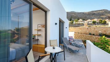 Deluxe Apartment, 2 Bedrooms, Kitchen, Garden View | Balcony view