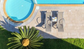 Piscina externa sazonal, guarda-sóis, espreguiçadeiras
