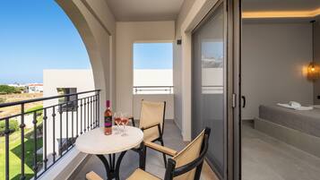 Deluxe Studio Suite, 1 Queen Bed, Balcony (Castle View) | Terassi/patio