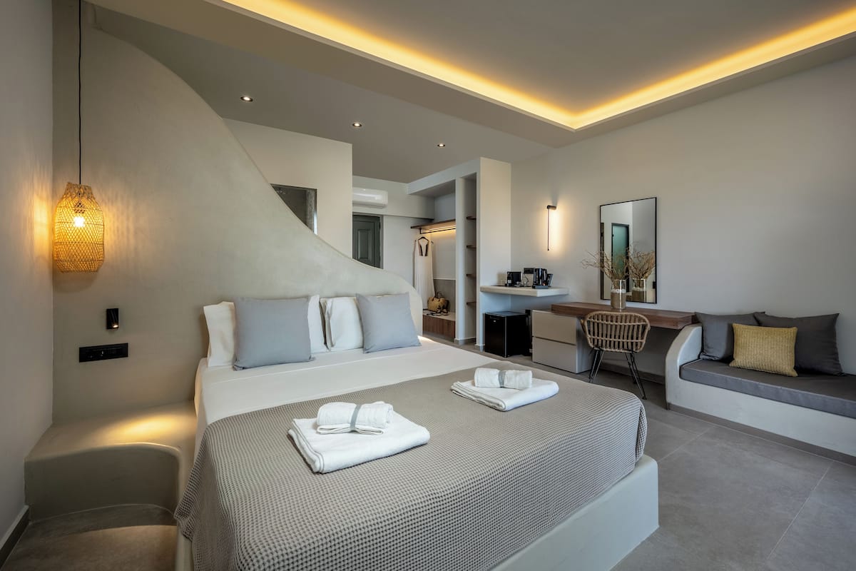 Deluxe Studio Suite, 1 Queen Bed, Balcony (Castle View) | Premium bedding, in-room safe, soundproofing, free WiFi