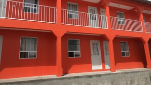 Un edificio rojo con varias ventanas y balcones.