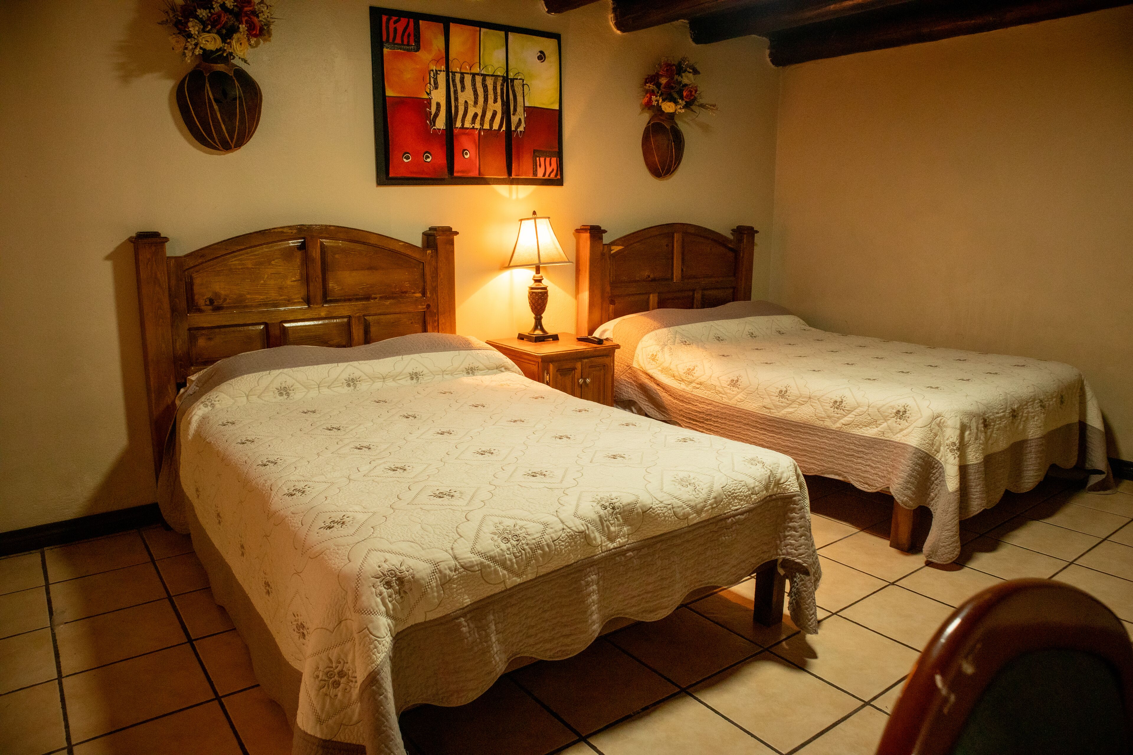 Habitación doble estándar, 2 camas matrimoniales | Escritorio, tabla de planchar con plancha, wifi y ropa de cama 