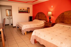 Habitación doble estándar, 2 camas matrimoniales | Escritorio, tabla de planchar con plancha, wifi y ropa de cama 