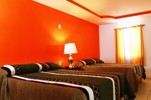 Habitación estándar doble, 2 camas dobles | Escritorio, tabla de planchar con plancha, wifi y ropa de cama