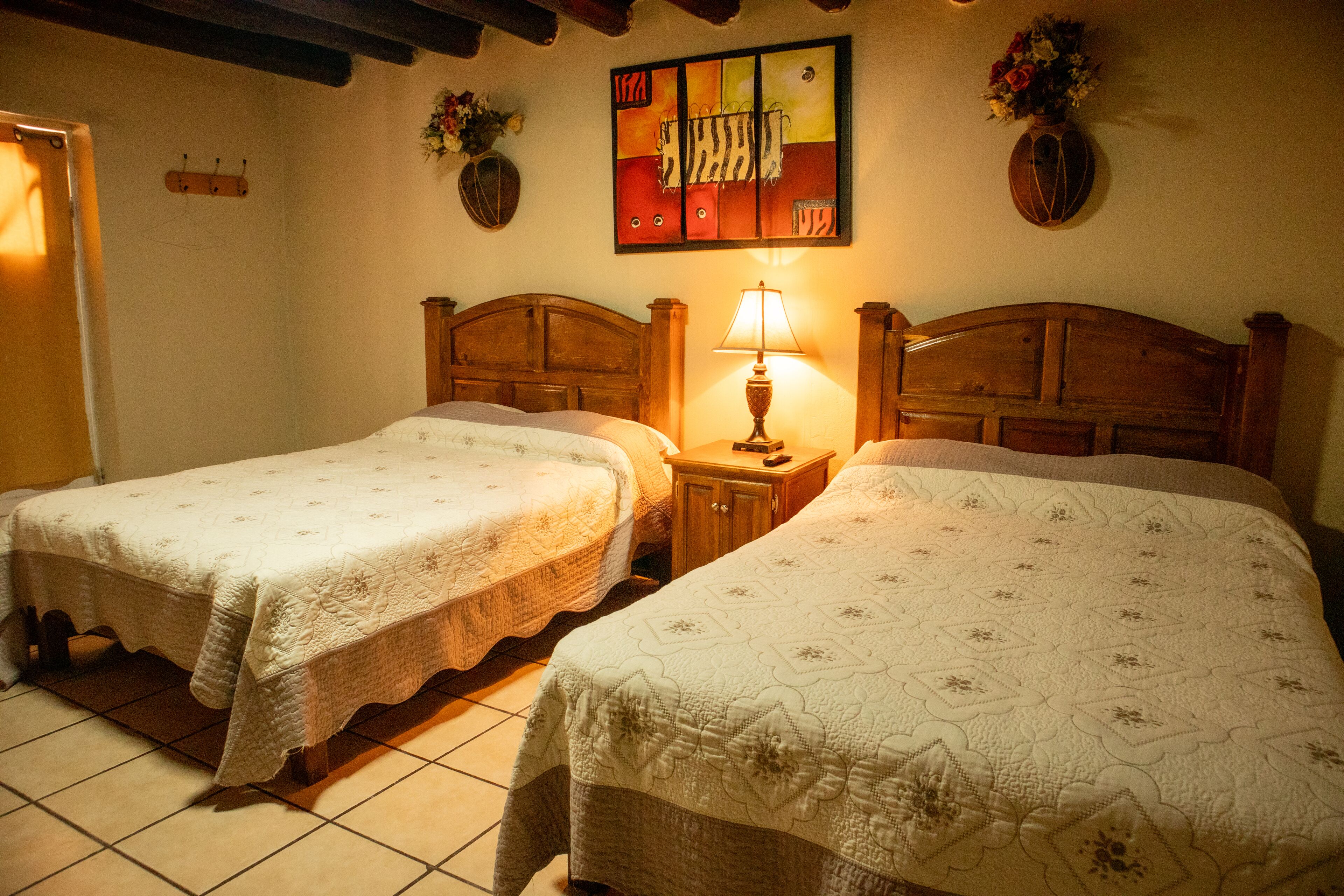 Habitación doble estándar, 2 camas matrimoniales | Escritorio, tabla de planchar con plancha, wifi y ropa de cama 