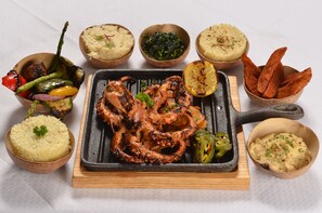 Serveert ontbijt, lunch, diner, internationale gerechten