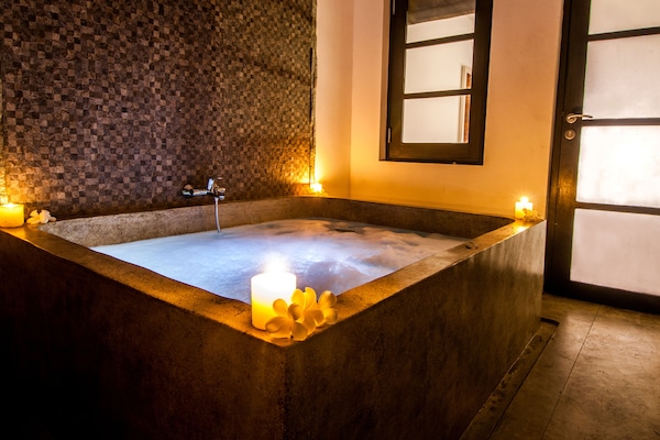 Deluxe Double Room | Bathroom | Free toiletries, bidet, towels