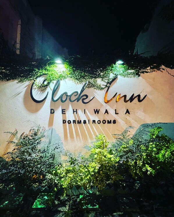 Front of property - Clock Inn Dehiwala - Hostel (Mount Lavinia)