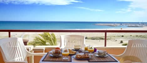Sulla spiaggia, sabbia bianca