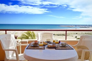 Ubicación a pie de playa y arena blanca