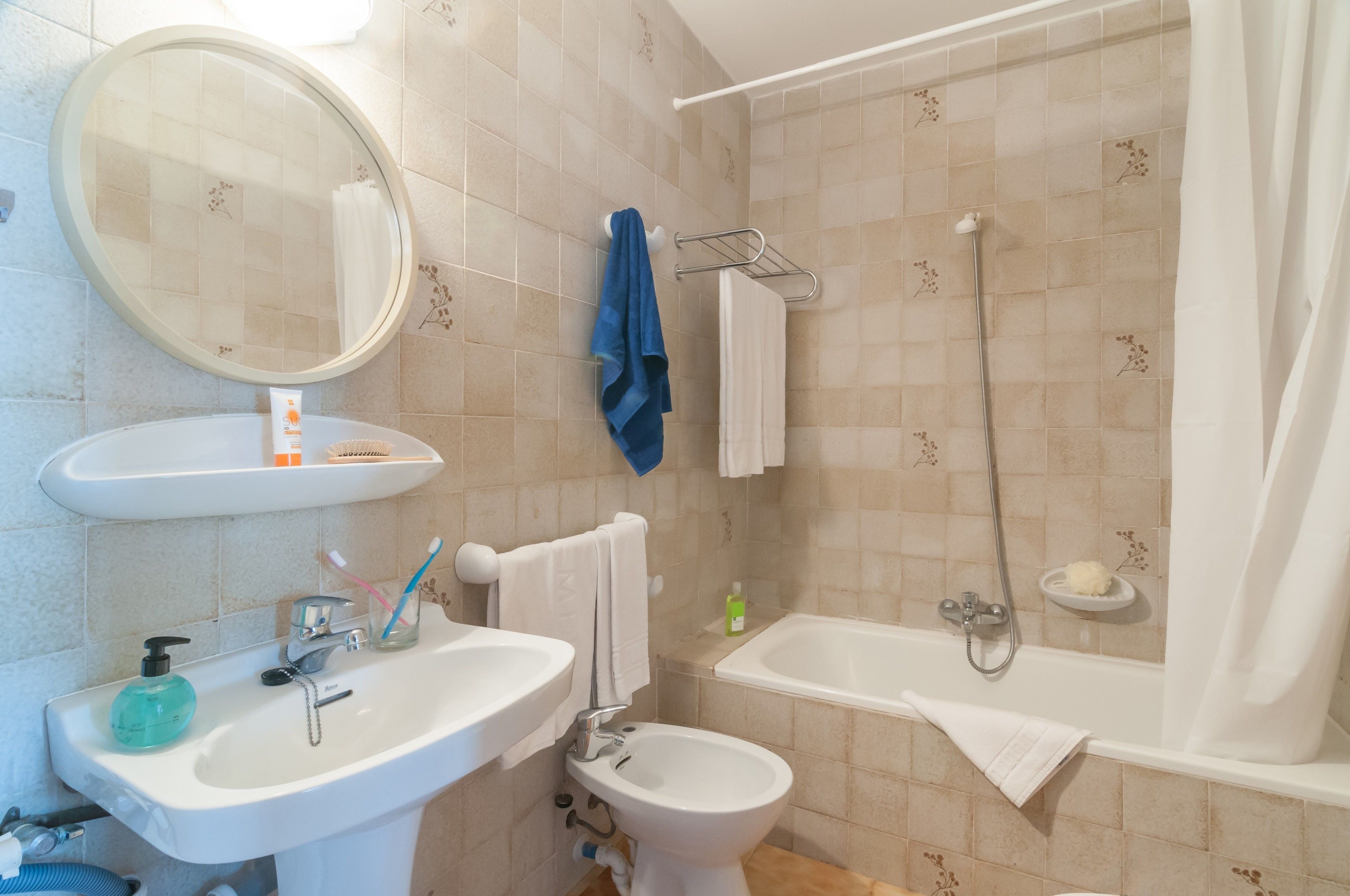 Un baño con dos lavamanos, inodoro, bañera y ducha.
