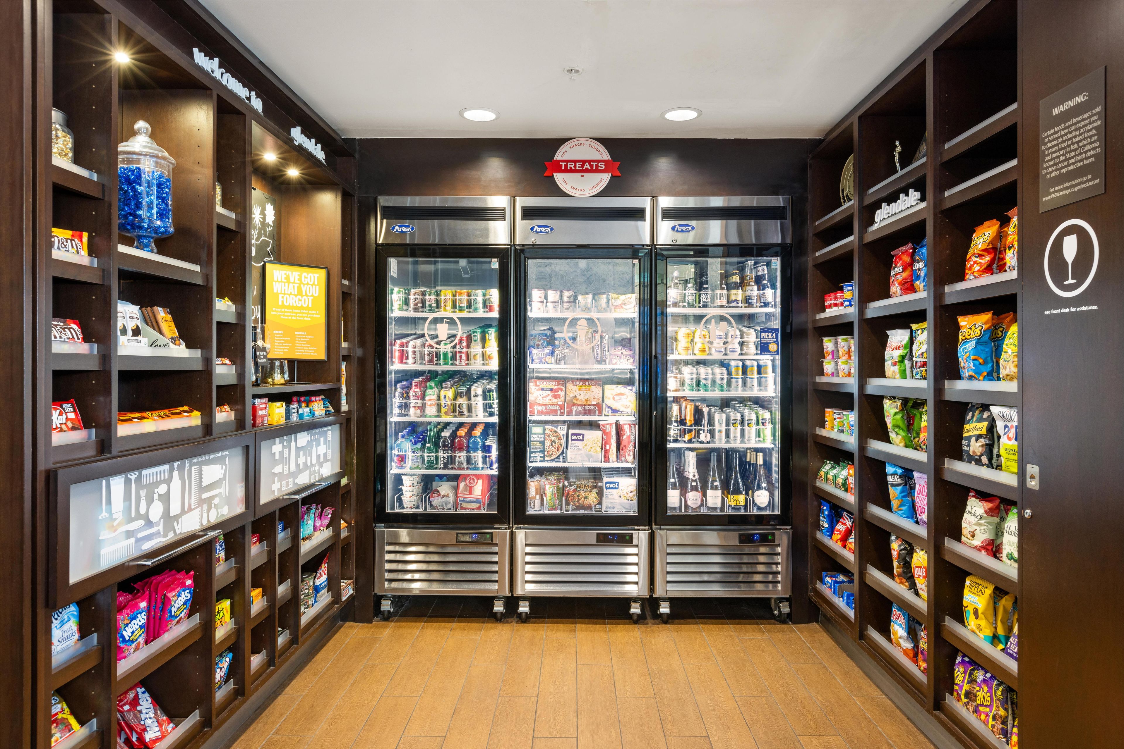 Eine Snackbar mit Kühlregalen und Regalen, gefüllt mit verschiedenen Snacks und Getränken.