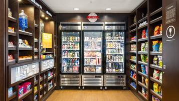 Eine Snackbar mit Kühlregalen und Regalen, gefüllt mit verschiedenen Snacks und Getränken.