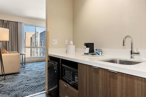 Studio, 1 King Bed, Non Smoking, Bathtub | Private kitchen | Coffee/tea maker, fridge, microwave - Hampton Inn & Suites Los Angeles - Glendale (Glendale)