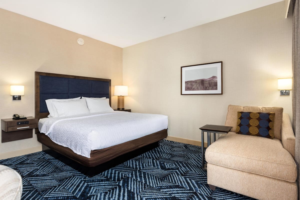 Room, 1 King Bed, Accessible, Non Smoking | Living area | LCD TV