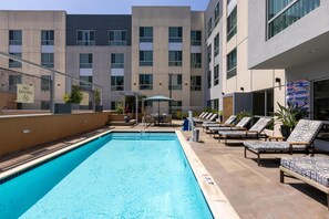 Outdoor pool - Hampton Inn & Suites Los Angeles - Glendale (Glendale)