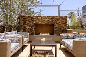 Terrace/patio - Hampton Inn & Suites Los Angeles - Glendale (Glendale)