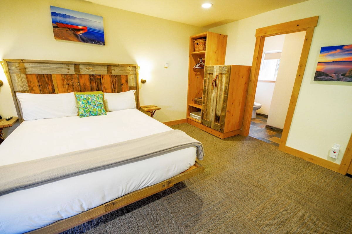 Deluxe Room, 1 King Bed, Refrigerator & Microwave | Premium bedding, WiFi (free), bed sheets