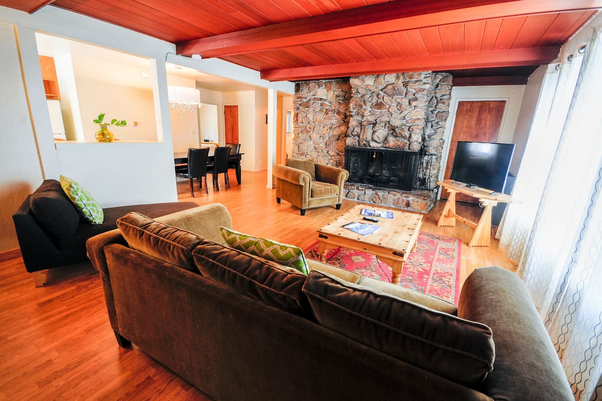 Standard Apartment, 2 Bedrooms, Lake View | Living area | 32-inch flat-screen TV with cable channels, TV