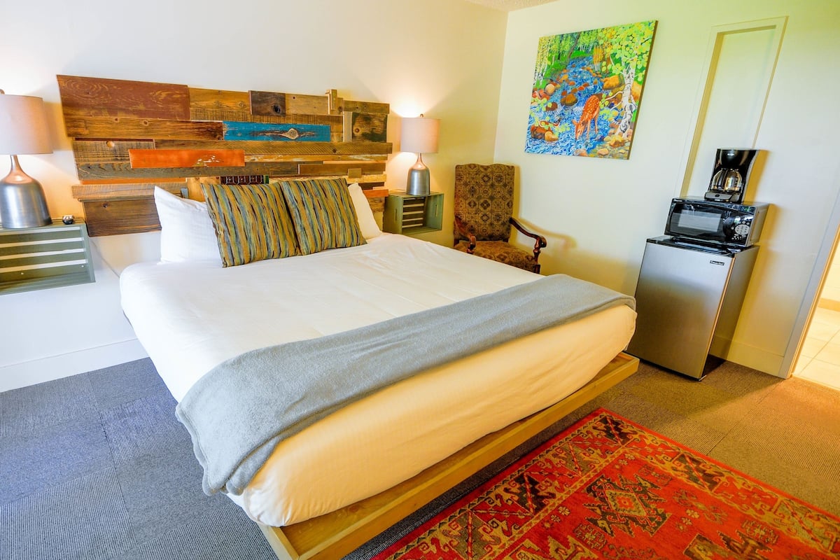 Premium bedding, WiFi (free), bed sheets