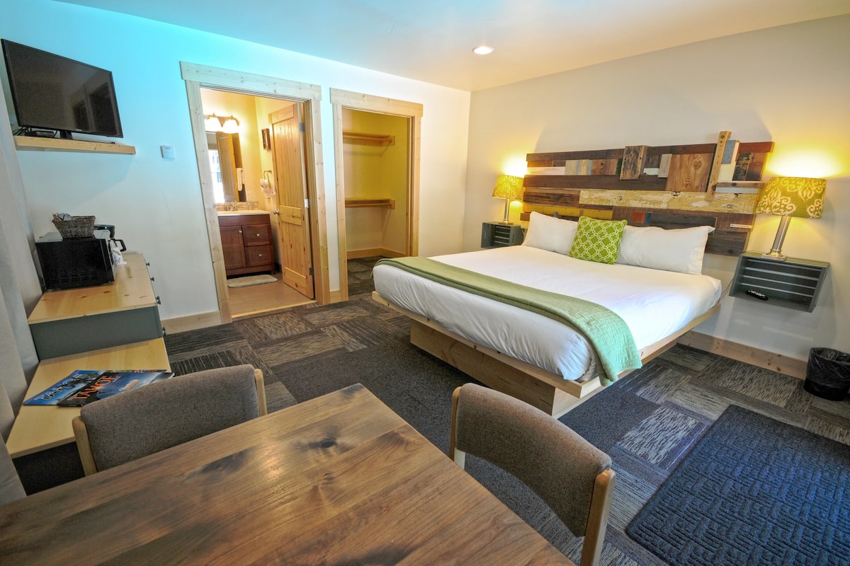 Standard Room, 1 King Bed | Premium bedding, WiFi (free), bed sheets