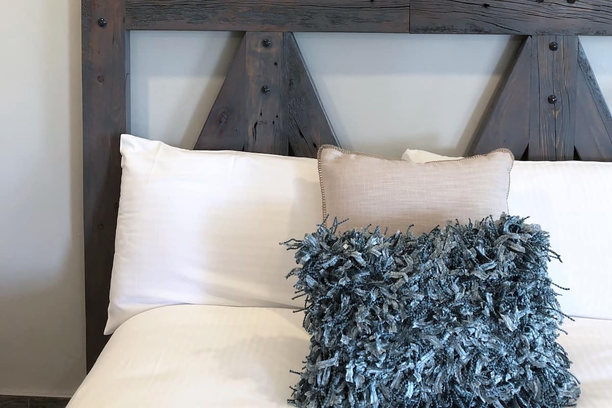 Deluxe Room, 1 Queen Bed | Premium bedding, WiFi (free), bed sheets