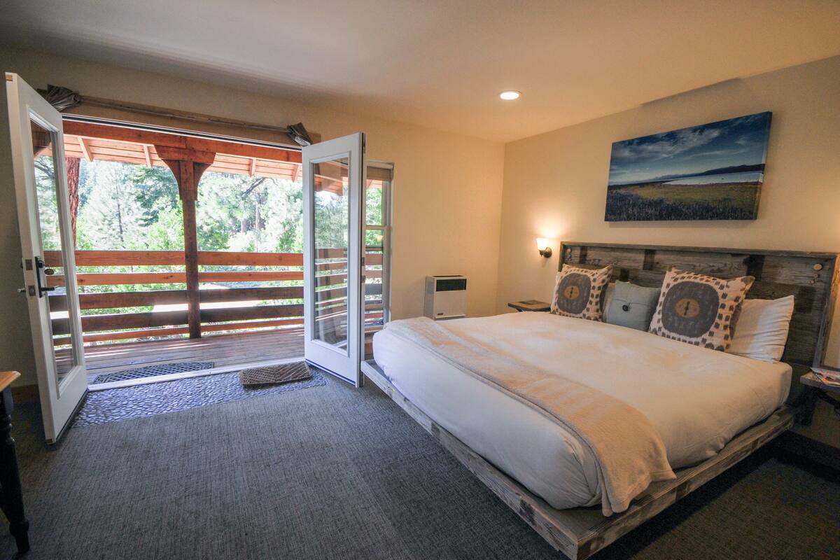 Premium bedding, WiFi (free), bed sheets