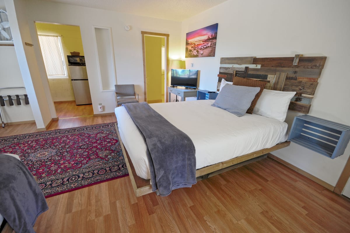 Standard Studio, 2 Queen Beds, Kitchen | Premium bedding, WiFi (free), bed sheets