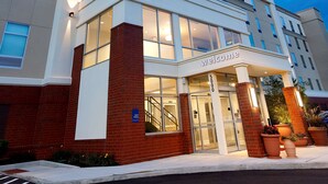 A Hampton Inn & Suites hotel with a modern facade, large windows, and a welcoming entrance. - Hampton Inn & Suites Pittsburgh Airport South–Settlers Ridge (Pittsburgh)