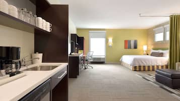 Kjøleskap, mikrobølgeovn, oppvaskmaskin og kjøkkenutstyr