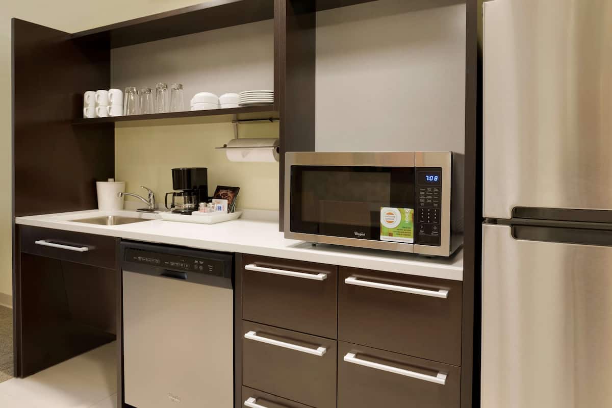 Refrigerador con congelador, microondas y lavavajillas