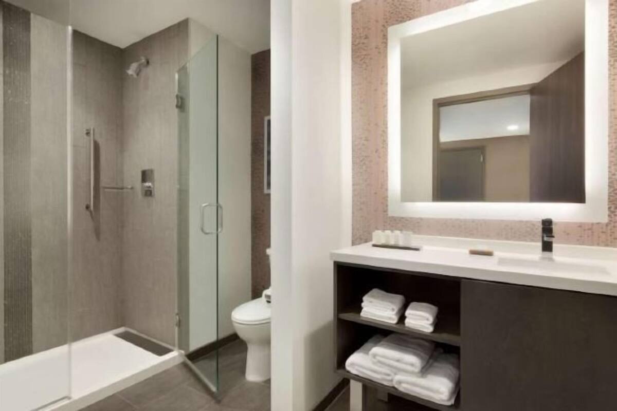 Bathroom | Free toiletries, towels