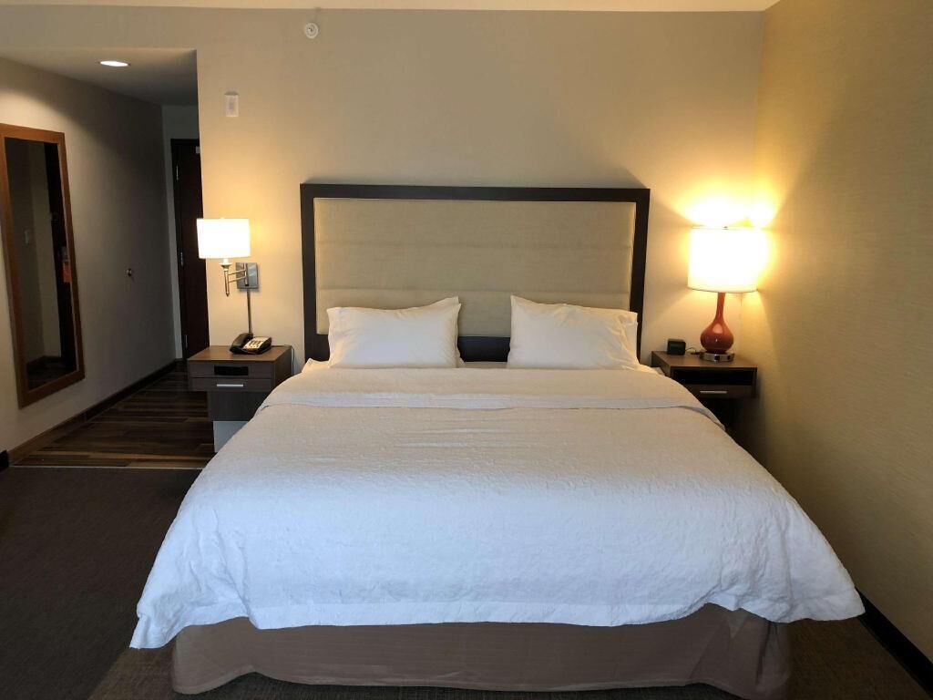 خزنة داخل الغرفة ومكتب ومساحة عمل للكمبيوتر المحمول ومكواة/لوح كي