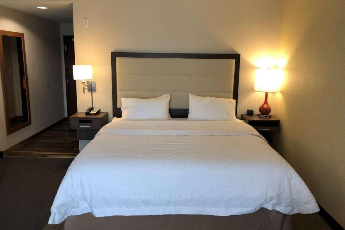 خزنة داخل الغرفة ومكتب ومساحة عمل للكمبيوتر المحمول ومكواة/لوح كي